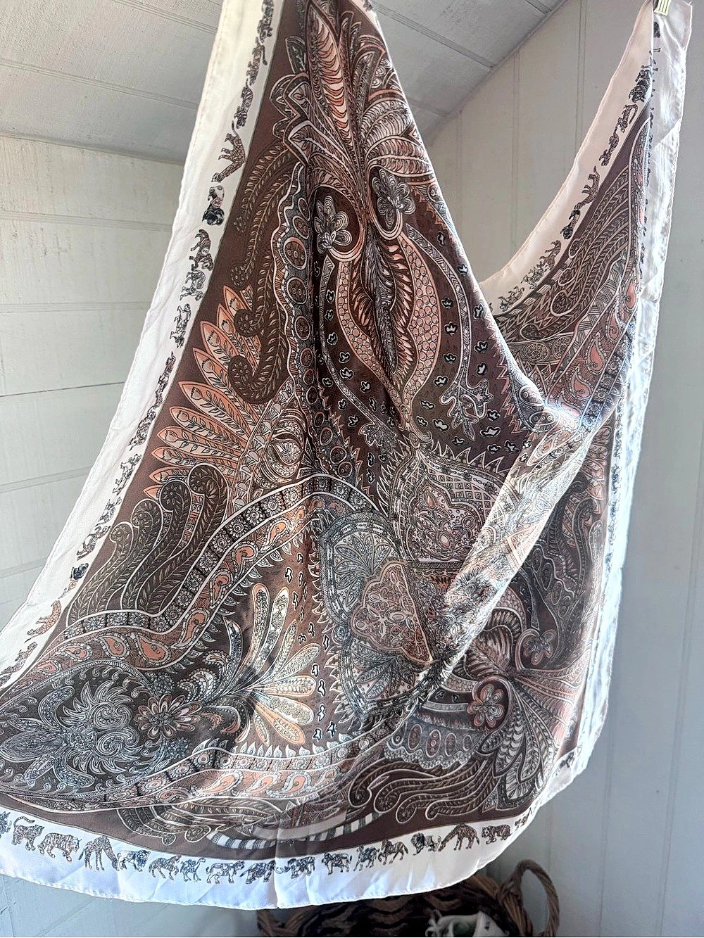 FAUX Hermès Le Jardin de la Maharani Scarf Brown & White